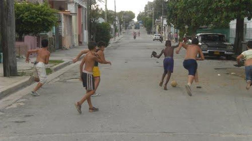 Varios niños juegan al fútbol en las calles de un barrio de La Habana, capital del país. El fútbol gusta cada vez más a los jóvenes cubanos.