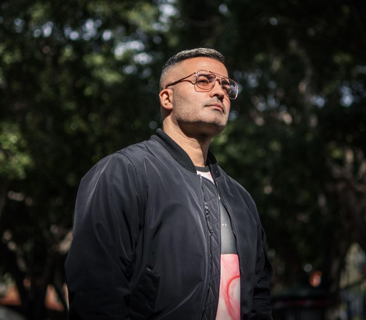 Dj Darío posa en las ramblas de la capital tinerfeña. | | ANDRÉS GUTIÉRREZ