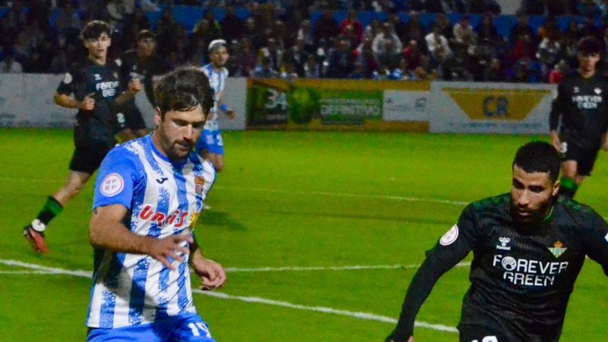 Mario Abenza conduce el balón. | J.Z.