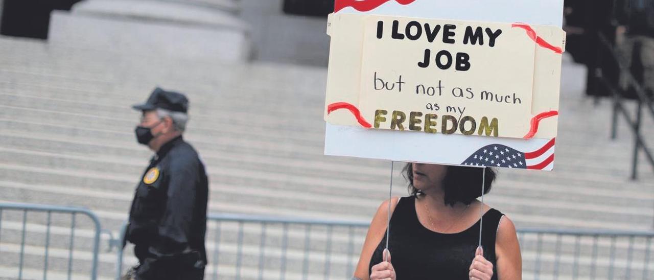 Una mujer, con una pancarta en la que se puede leer Amo mi trabajo, pero no tanto como mi libertad, en Nueva York, el pasado 12 de octubre.