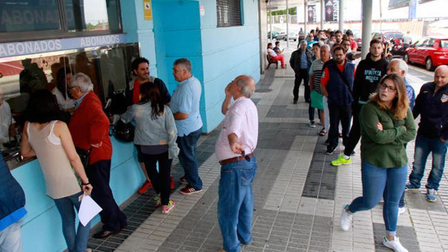 Colas en Balaídos esta mañana. //J. Lores