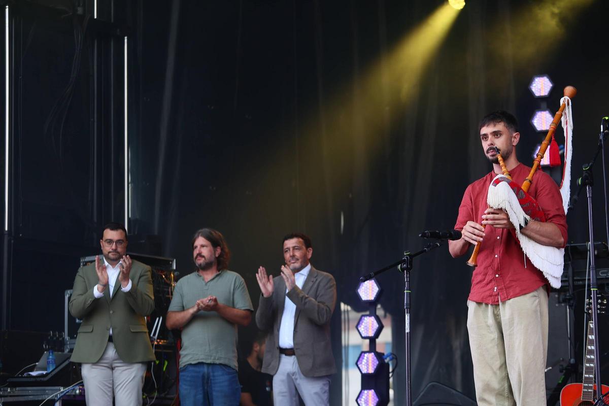 Así fue el pregón de las fiestas de Pola de Laviana, con Adrián Barbón, presidente del Principado Así fue el pregón de las fiestas de Pola de Laviana, con Adrián Barbón, presidente del Principado