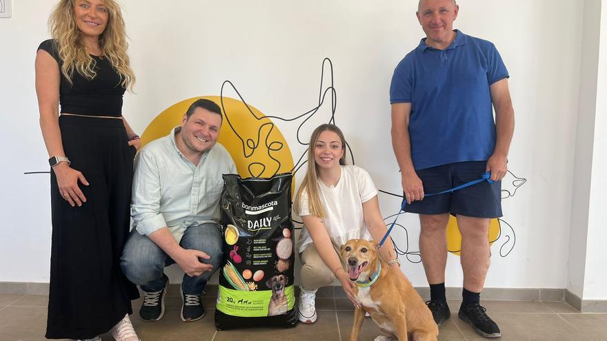 Paterna recibe una donación de pienso para la primera mascota adoptada en marzo