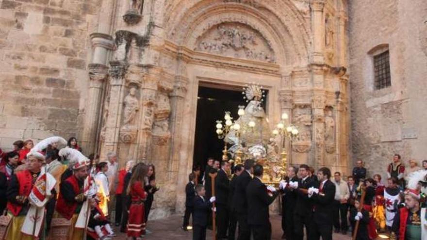 La imagen de la Patrona de Biar abandonando la iglesia parroquial.