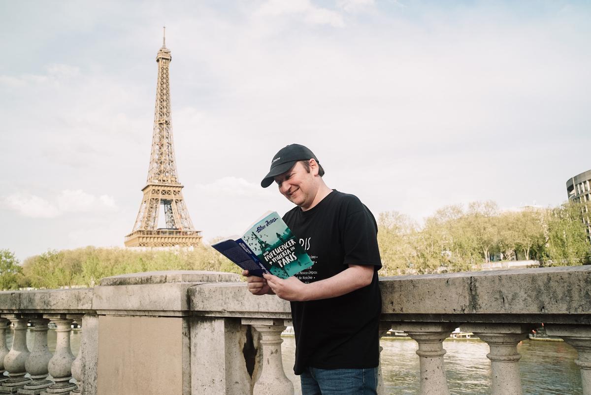 Blue Jeans, junto a la Torre Eiffel, lee su nuevo libro, 'Una influencer muerta en París'