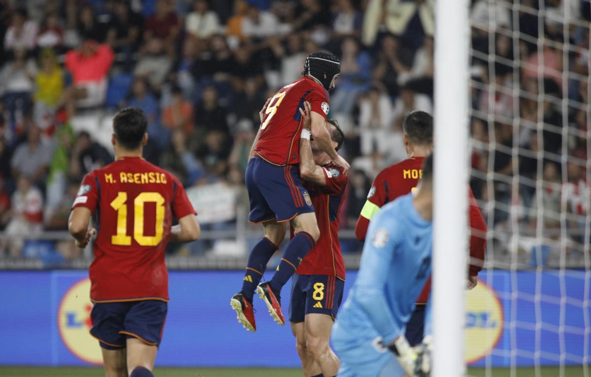 Tbilisi (Georgia), 08/09/2023.- Gavi (2-L) and Fabian Ruiz (C) of Spain celebrate a goal during the UEFA Euro 2024 qualifying Group A soccer match between Georgia and Spain, in Tbilisi, Georgia, 08 September 2023. (España) EFE/EPA/DAVID MDZINARISHVILI