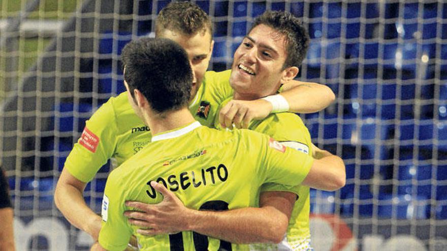 Joselito celebra con sus compañeros un gol durante un partido reciente.