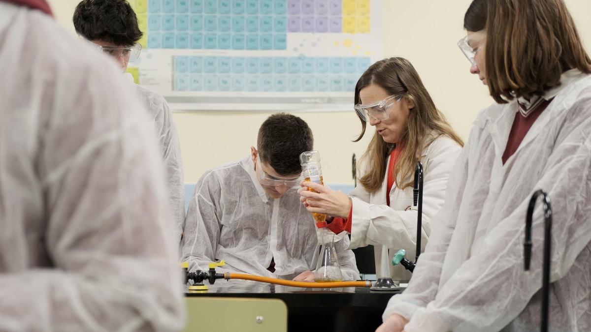 Una clase práctica en el Colegio Dulce Nombre de Jesús (Dominicas)