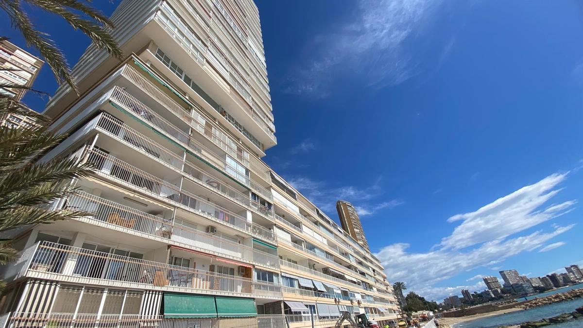 Edificio de la Albufereta donde una mujer tiró a sus dos perros por el balcón