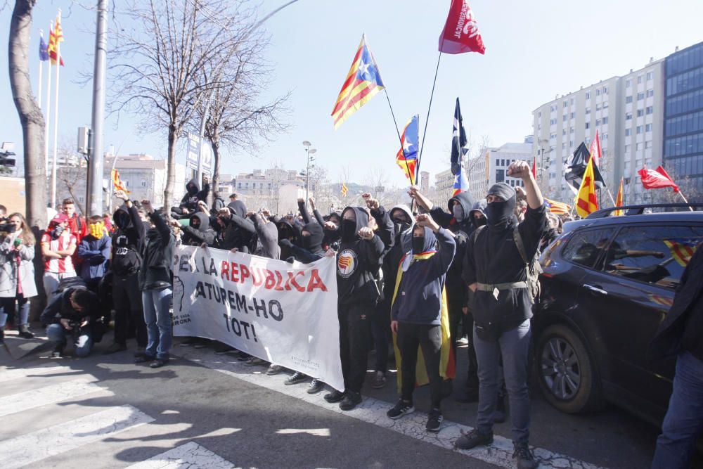 Els manifestants davant la seu de la Subdelegació del Govern espanyol