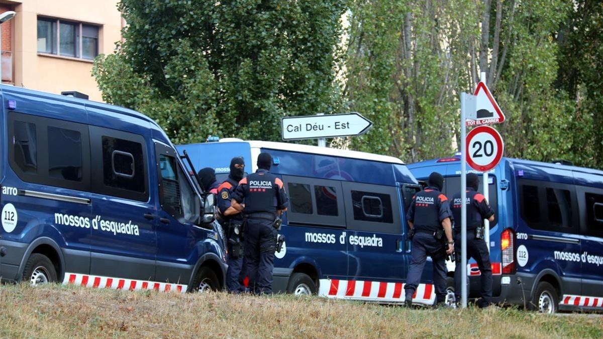 Un grupo de mossos, durante un registro en Ripoll el pasado viernes.