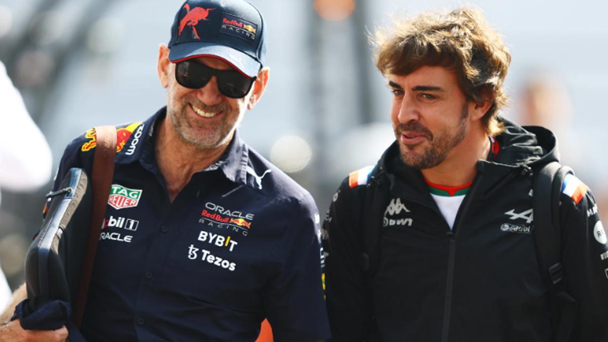 Newey, hablando con Fernando Alonso