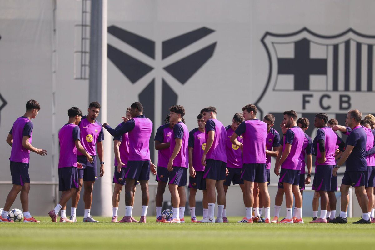 Bernal, por la renovación, y Dro, pro el debut, pasan por el túnel de collejas en el último entrenamiento.