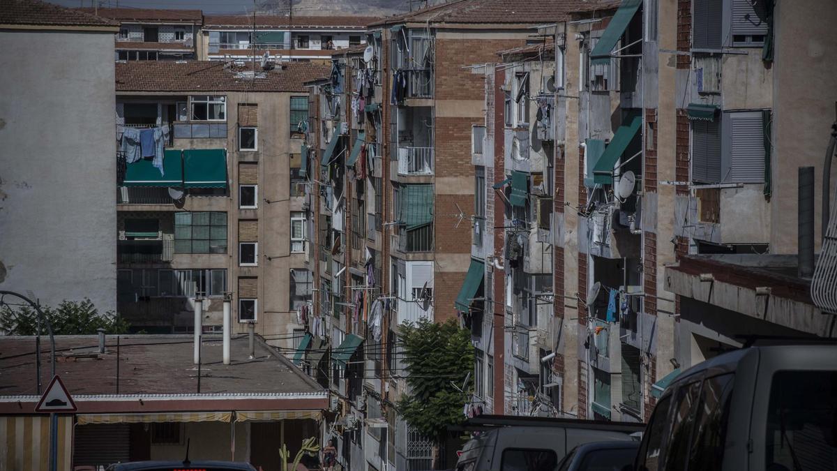 Imatge d&apos;un barri de la ciutat d&apos;Alacant on una part significativa de la població es troba en risc d&apos;exclusió social.