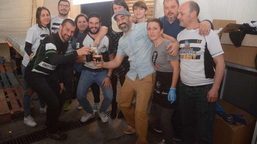 Un grupo de amigos disfrutando, ayer, de la última jornada del Festival de San Patricio. // Rafa Vázquez