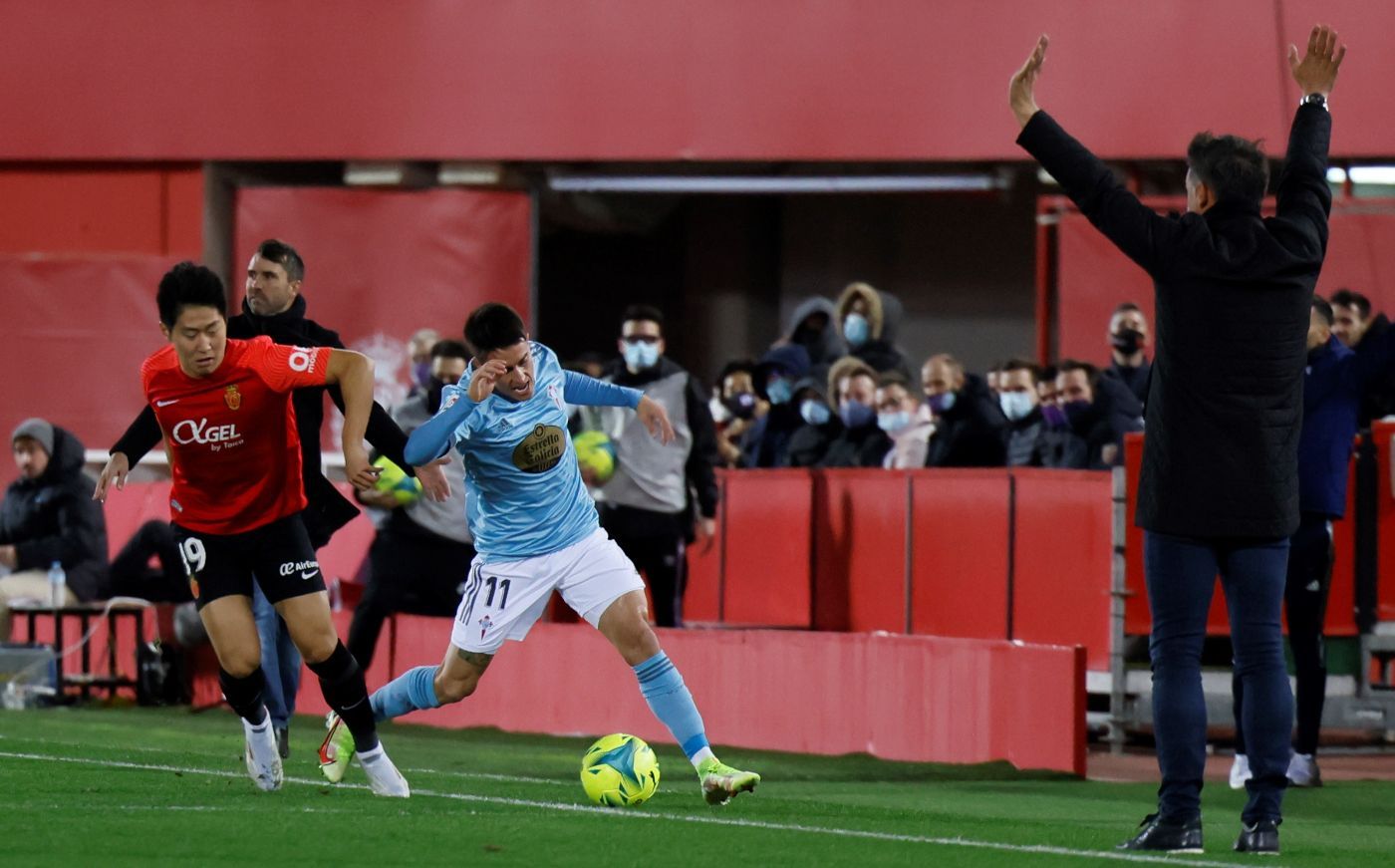 Las mejores imágenes del partido (y del viento) entre el Mallorca y el Celta