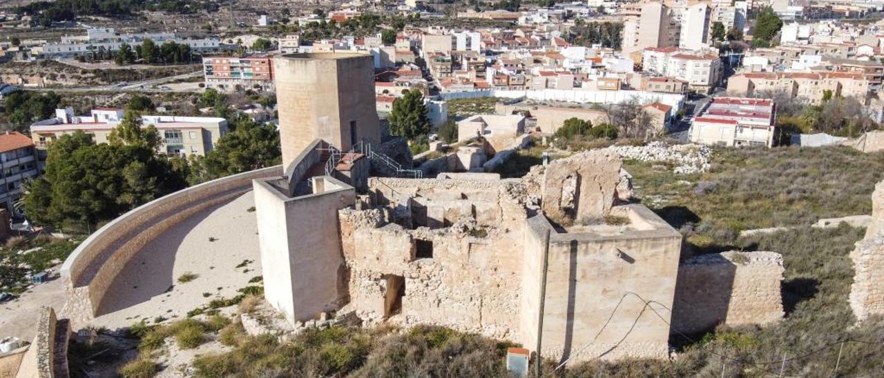 El castillo de Elda, de origen islámico, fue construido como recinto defensivo en el siglo XII y reconvertido en palacio renacentista en el siglo XV.