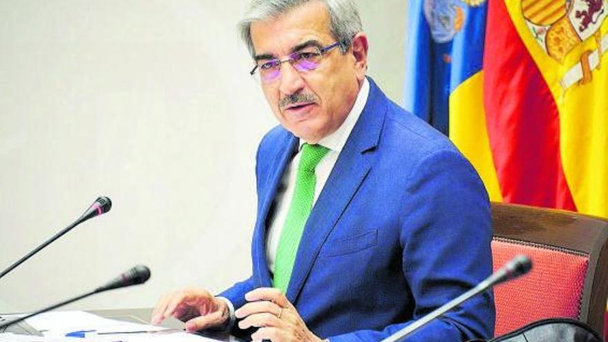 El vicepresidente y consejero de Hacienda del Gobierno de Canarias, Román Rodríguez. | | EL DÍA