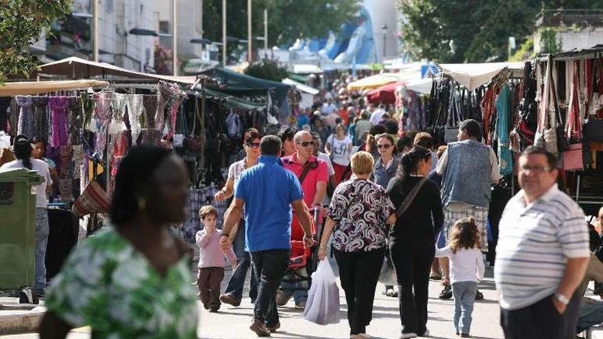 Puestos y vecinos, en la feria de San Cosme en Santa Liberata. // JDA