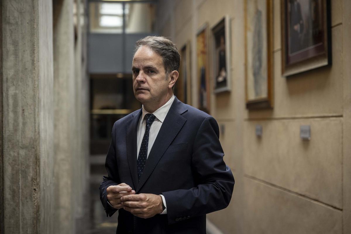 El consejero de Hacienda, Roberto Bermúdez de Castro, posa para este diario en las Cortes de Aragón, antes de la entrevista.