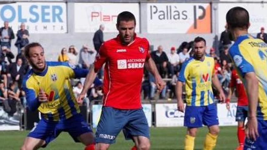 Roger Vidal, una peça clau per a l&#039;Olot al mig del camp, en un partit contra el Palamós.