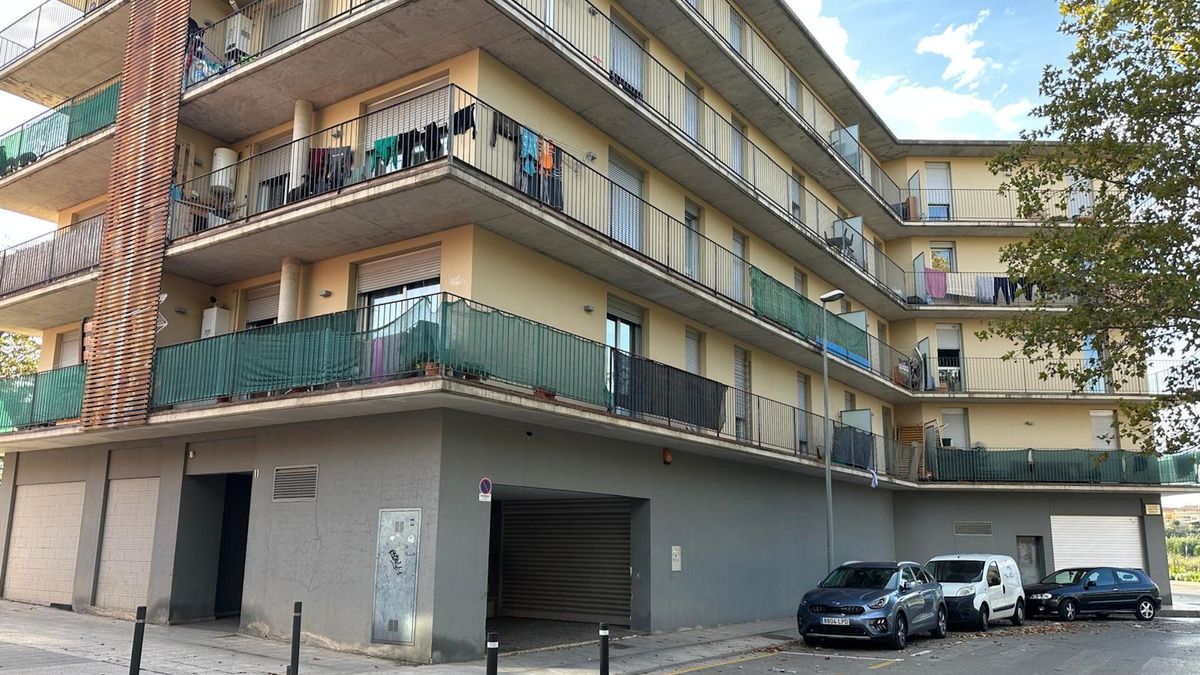Un bloc de pisos ocupat a la Bisbal d'Empordà.