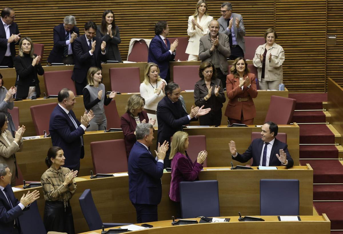 Llorca recibe el aplauso de su grupo parlamentario puesto en pie tras acabar su discurso.