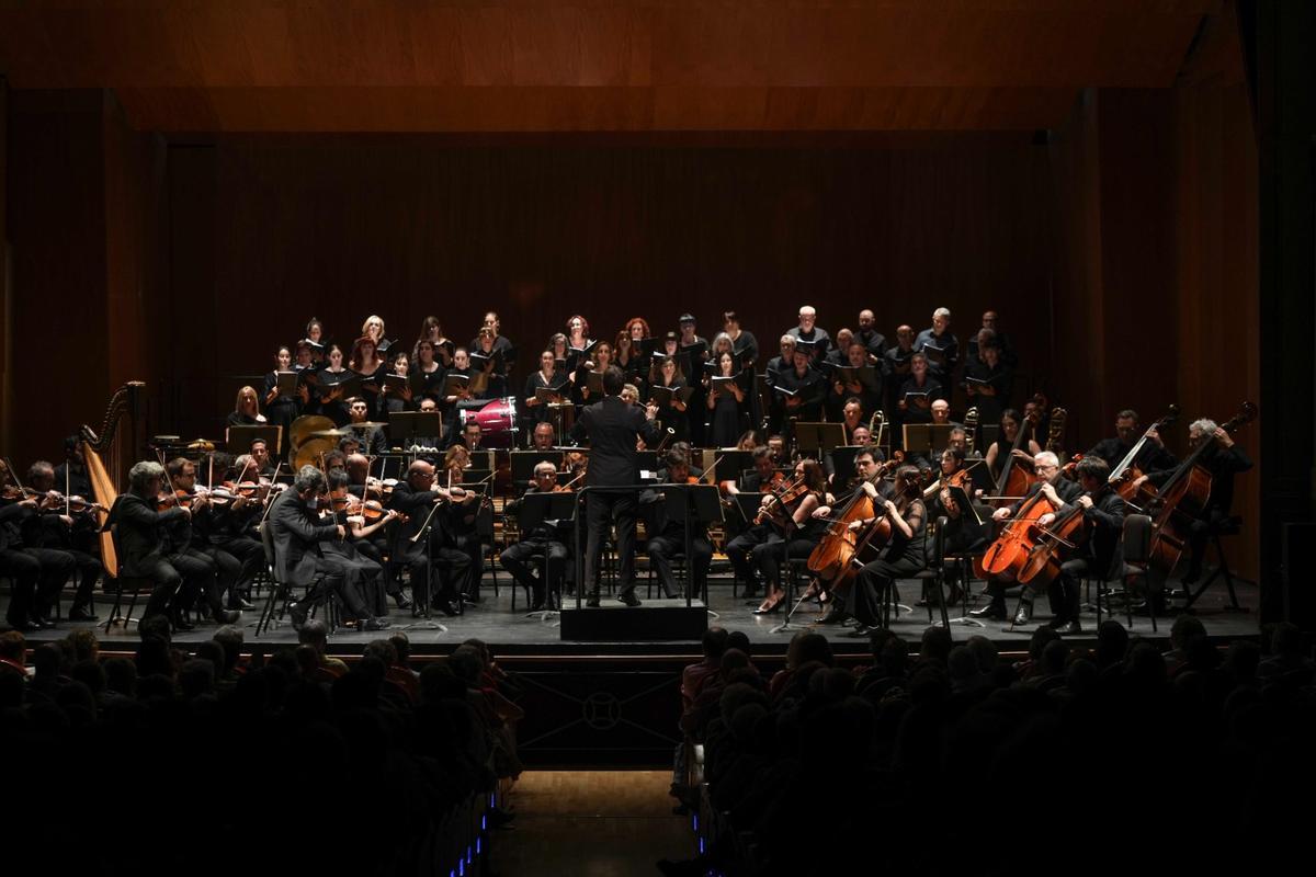 La Orquesta de Córdoba durante el concierto extraordinario que ha puesto el broche final al Festival de Primavera en el Gran Teatro.