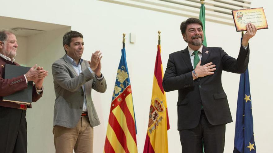 El alcalde de Alicante, Luis Barcala, recogiendo su distinción como &quot;Andaluz del Año&quot;.