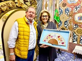 La pintora Carmina Santos dona un abanico a la Virgen de la Montaña de Cáceres