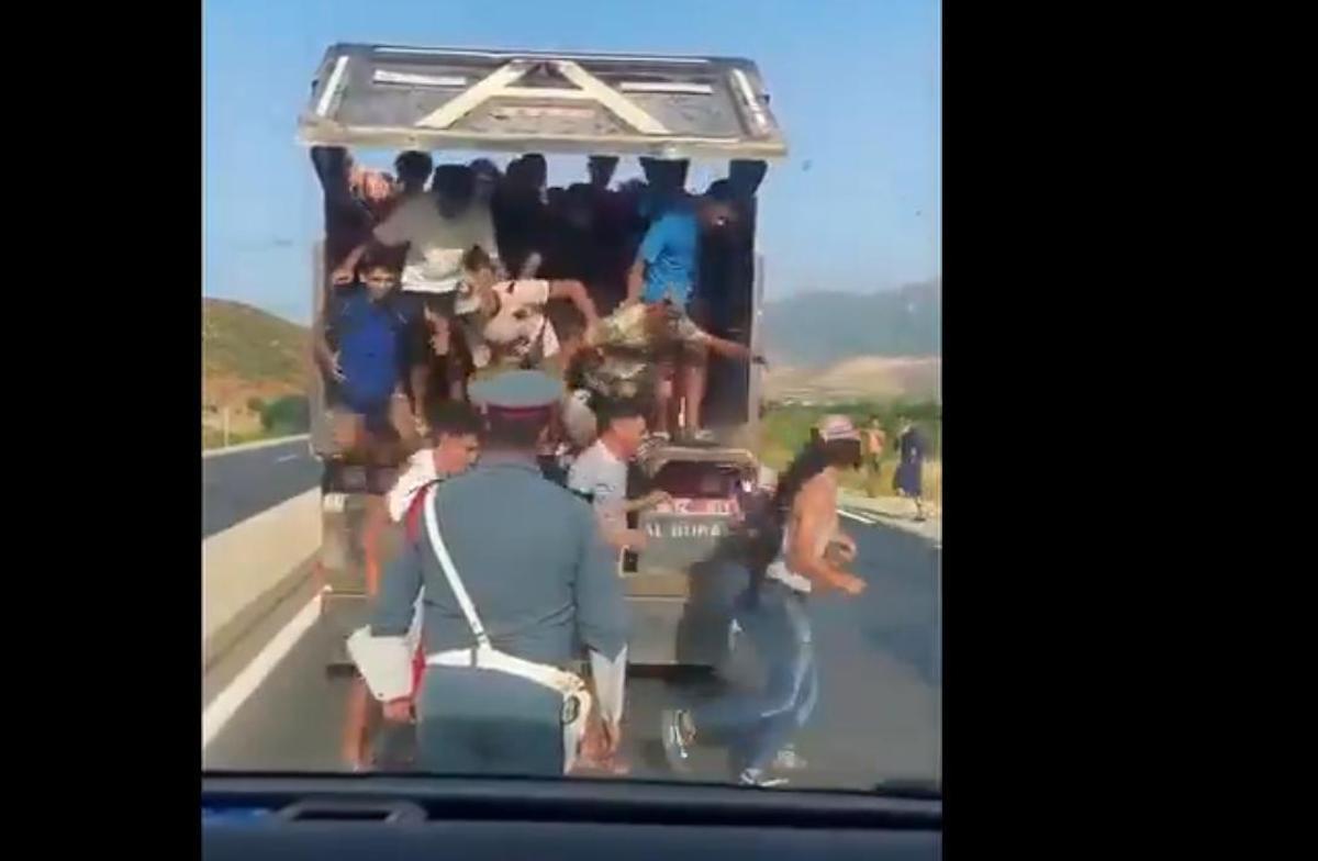 Imagen del vídeo más conocido en redes sociales de migrantes descendiendo de un camión ante los ojos de un gendarme marroquí en Tetuán, y supuestamente con destino a Ceuta, el 30 de julio.