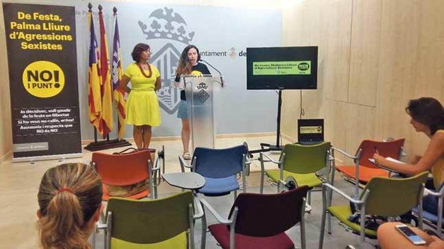 Nina Parrón, responsable de Igualdad en el Consell, y Lucía Segura, su homóloga en Cort, presentaron la campaña contra las agresiones.