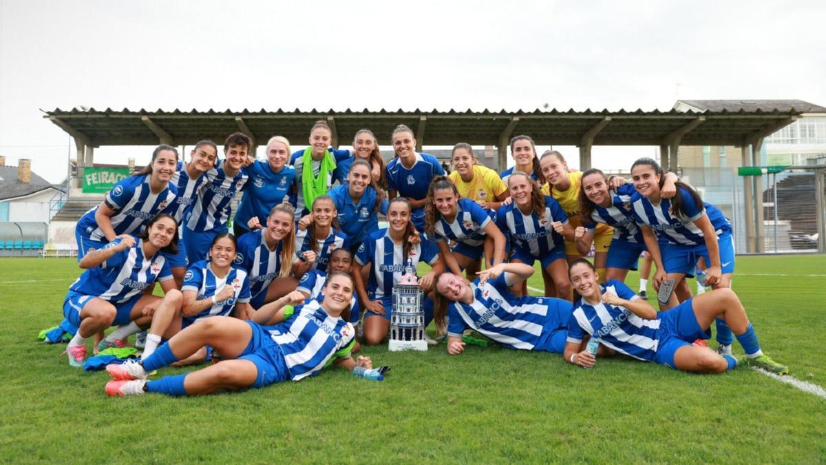 Las jugadoras del Dépor Abanca posan tras ganar el Trofeo Emma Cuervo ante el Sporting.