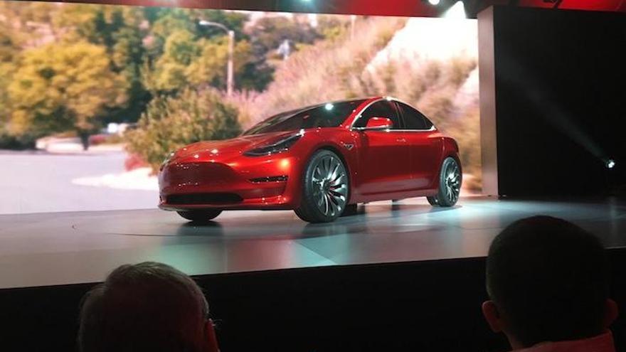 Un prototipo del Model 3 que va a fabricar Tesla.