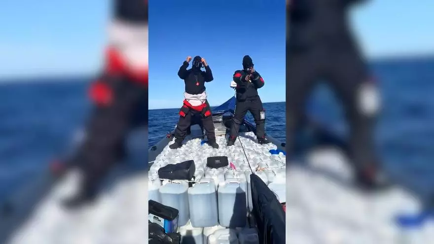Insólitas imágenes: dos ‘petaqueros’ bailan reguetón en una narcolancha mientras transportan combustible