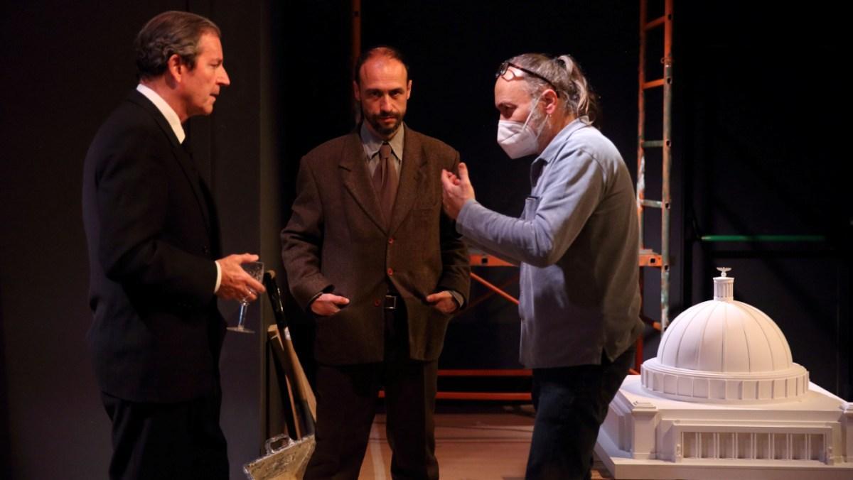 Ramon Simó, con mascarilla, da instrucciones a los actores durante los ensayos.