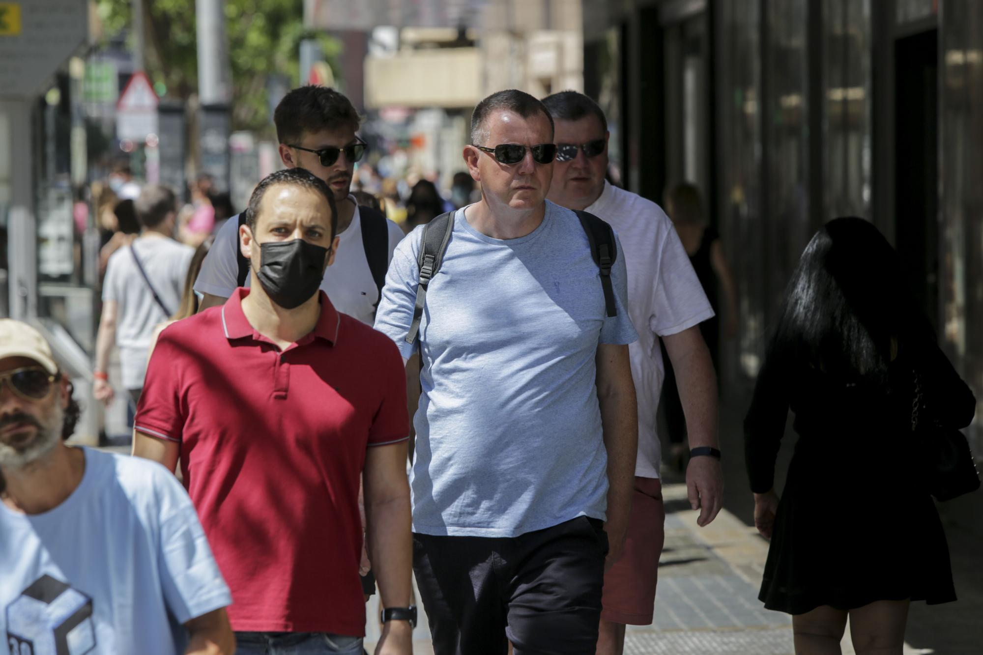 Valencia no se quita la mascarilla en plena calle