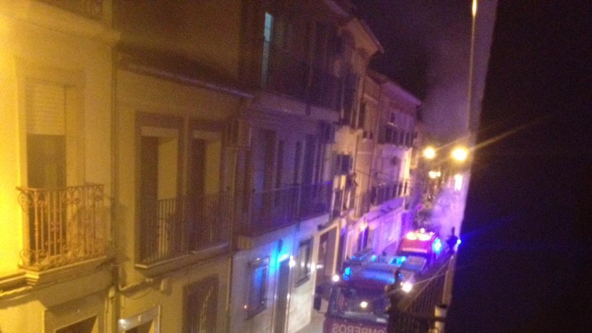 Una veintena de desalojados por un incendio sin heridos en un garaje de Lucena