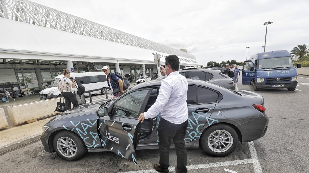 Ein Uber-Fahrer verabschiedet seine Fahrgäste auf dem Flughafen Mallorca.