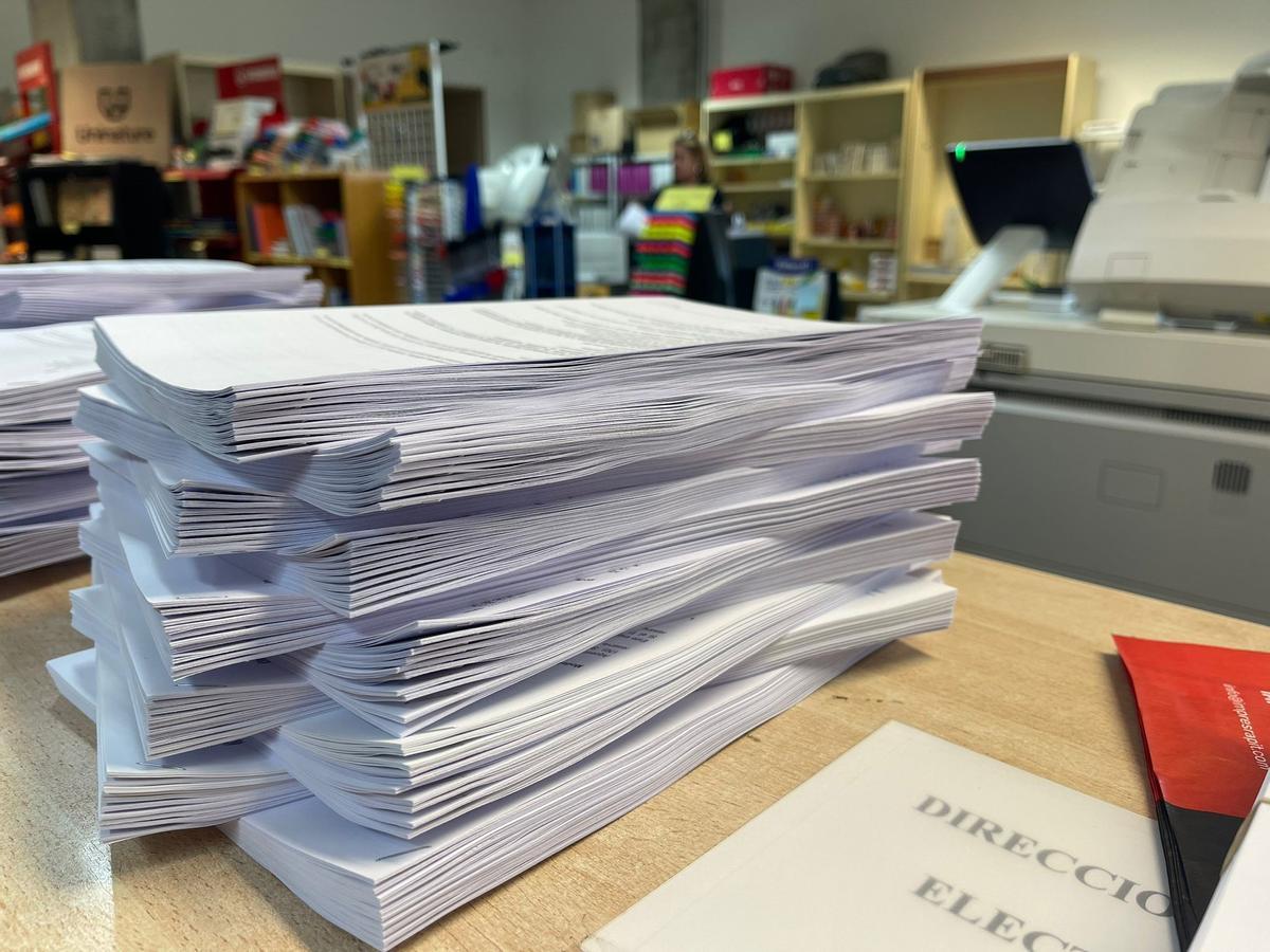 Imagen de archivo de unos examenes preparados para repartir a unos opositores.