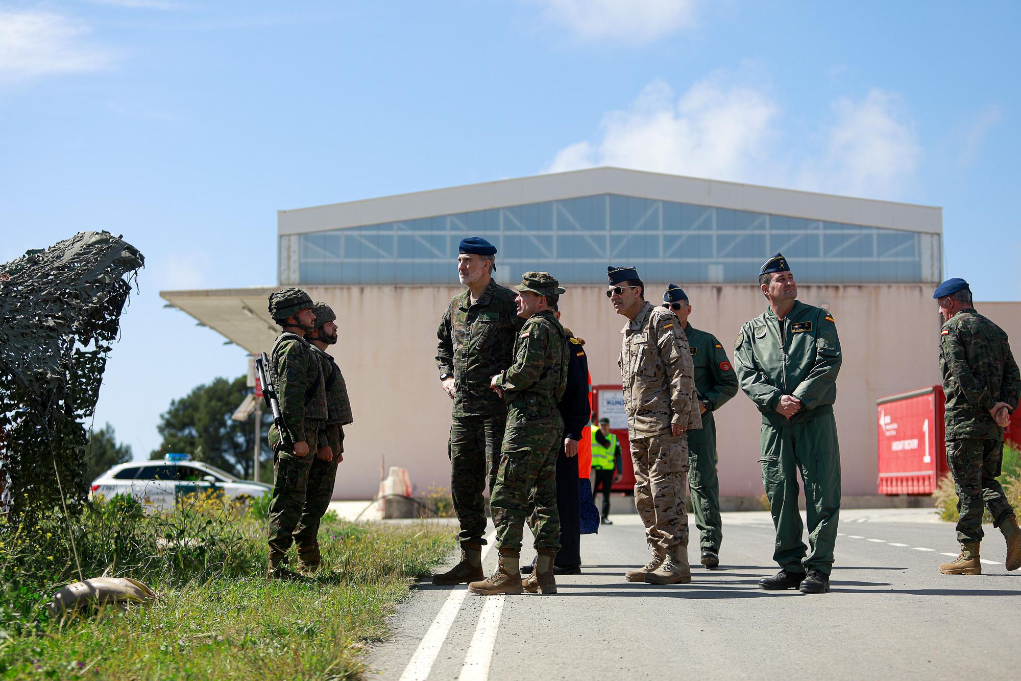 Mira aquí todas las fotos de la visita del Rey Felipe VI a las maniobras militares de Ibiza