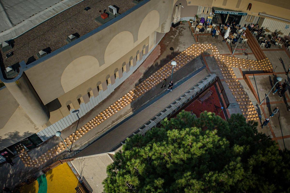 El Teatre de La Passió dOlesa de Montserrat da la bienvenida a La Passió de este año con funciones hasta el 1 de mayo.  Como si fuera la alfombra roja del estreno, un total de 500 panes han llenado la rampa de entrada al Teatro, en la plaça de lOli, para sacar La Passió a la calle de manera conceptual. Apelando a los panes que repartió Jesucristo y que son un elemento representativo de la obra, se ha creado una alfombra de panes para invitar todo el pueblo a asistir al gran espectáculo de La Passió.