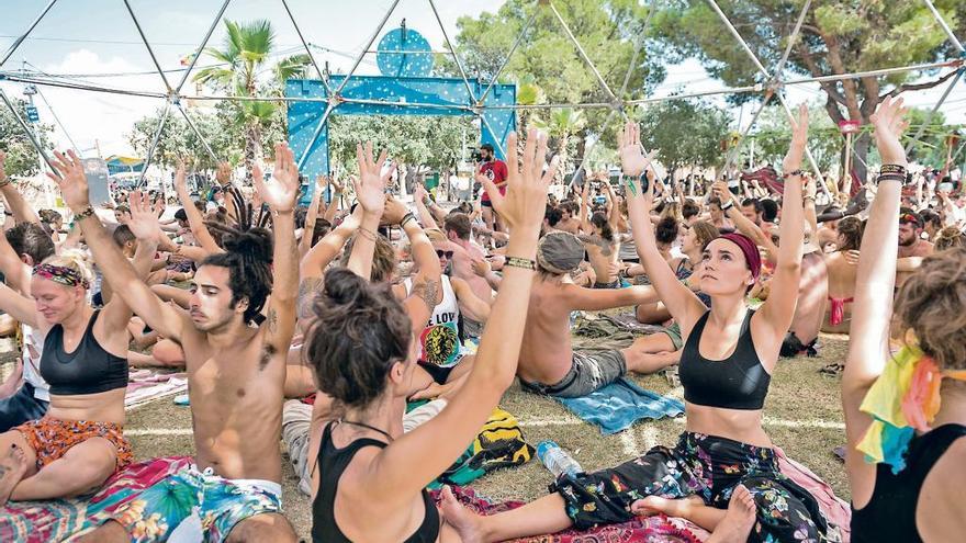 Yoga en pareja en el área Pachamama.