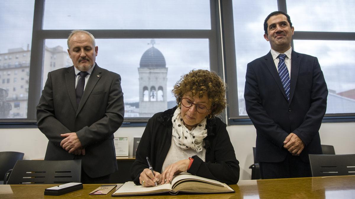 La consellera Josefina Bueno firmando en el Libro de Oro del campus de Alcoy de la UPV, entre Pau Bernabeu y Toni Francés.