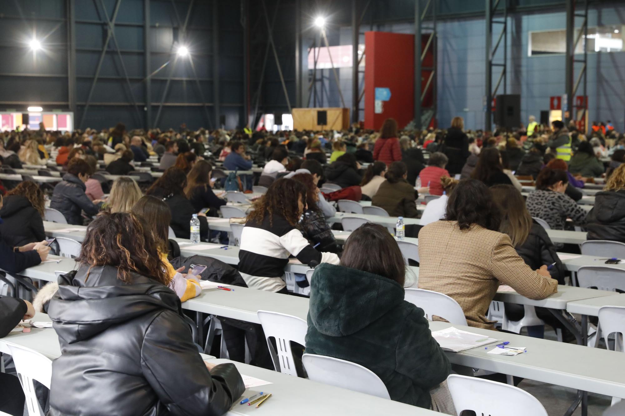 EN IMÁGENES: Nervios y curiosidad en el primer día de oposiciones de la Administración autonómica