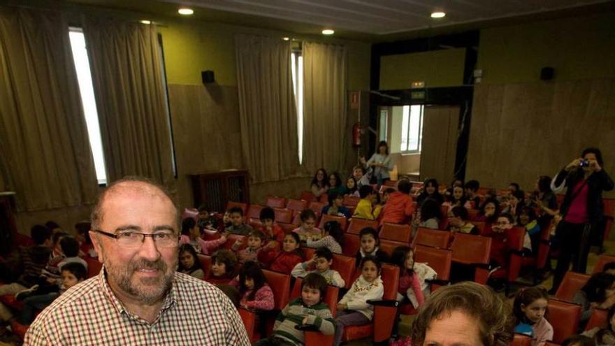 David Gutiérrez, durante la entrega de un cheque a Nieves Álvarez, directora de Cáritas Llaranes, hace dos años.