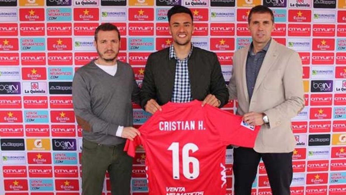 Cristian Herrera, entre Quique Cárcel y Delfí Geli durante su presentación