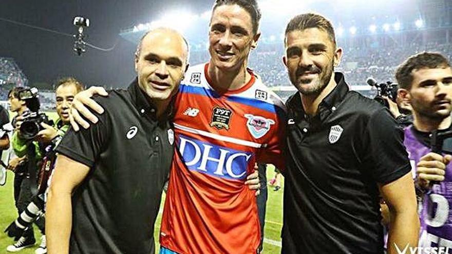Fernando Torres (centre) juntament amb Iniesta (esquerra) i Villa