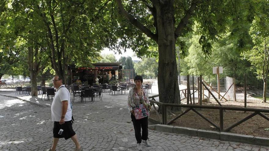 Paseantes en el parque de Isabel la Católica, en una imagen de archivo.