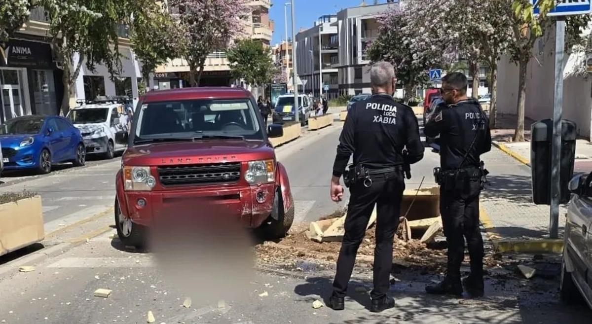 El todoterreno impactó con las jardineras y las hizo pedazos